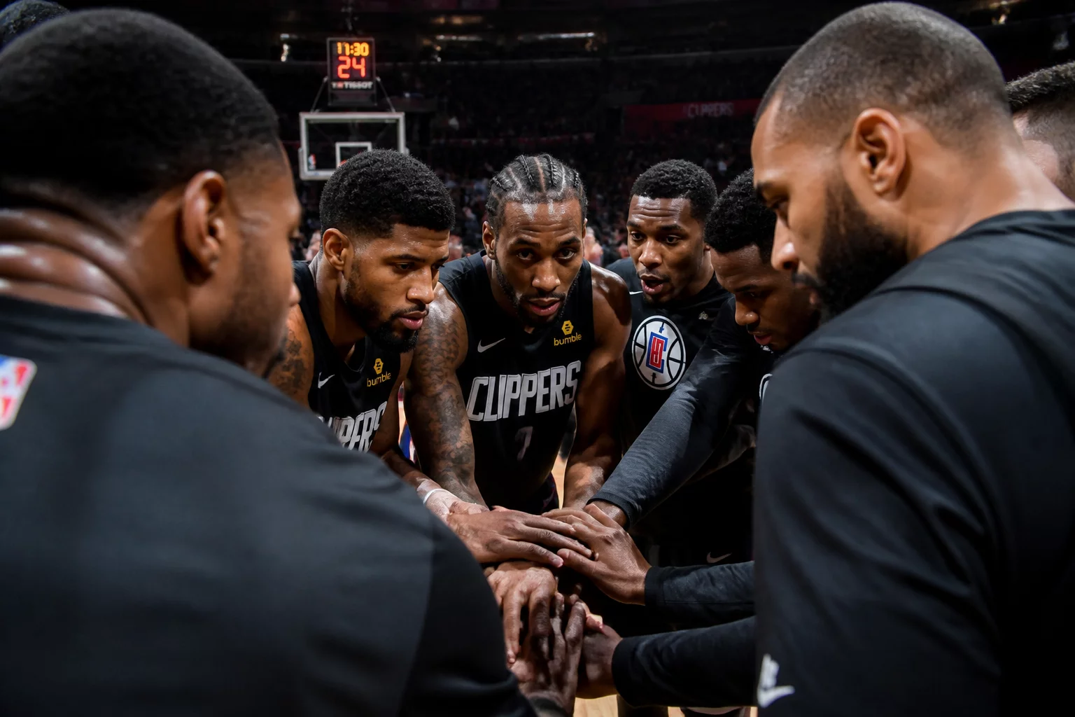 Roster de Paris Basketball réuni sur le terrain